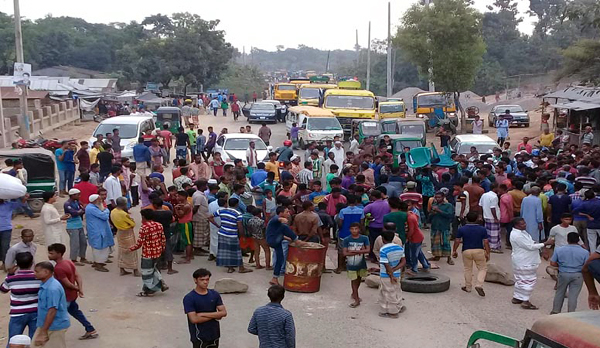 জৈন্তাপুরে বিজিবির ওপর পাথর শ্রমিকদের হামলা : সড়ক অবরোধ