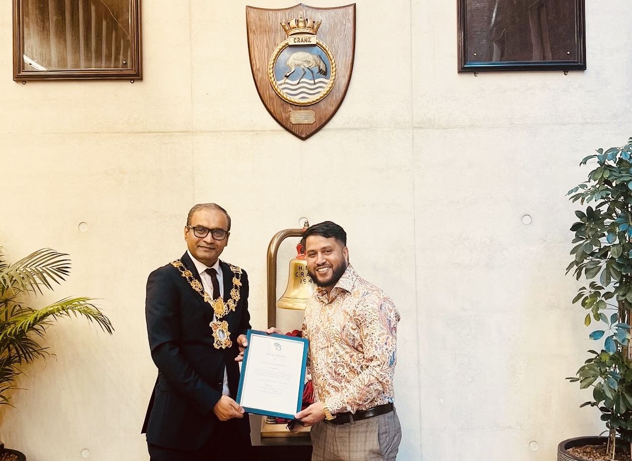 খেলাধুলা ও দাতব্য ক্ষেত্রে অসামান্য অবদানের স্বীকৃতিস্বরূপ সেলিম’কে স্পিকারের সম্মাননা স্মারক প্রদান